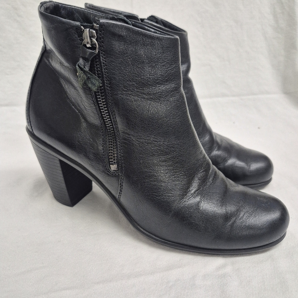 ECCO Touch 75B Low Cut Zip Womens 9-9.5M Black Leather Ankle Boots